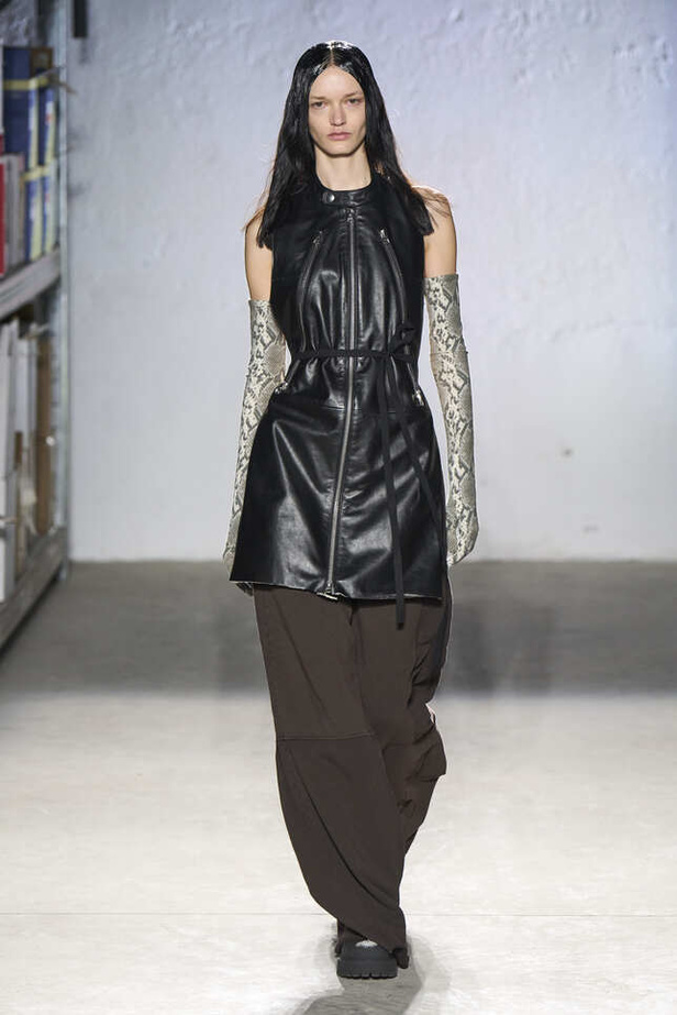 الألوان الحيادية والتصاميم الكلاسيكية سيطرت على عرض MM6 MAISON MARGIELA في ميلانو