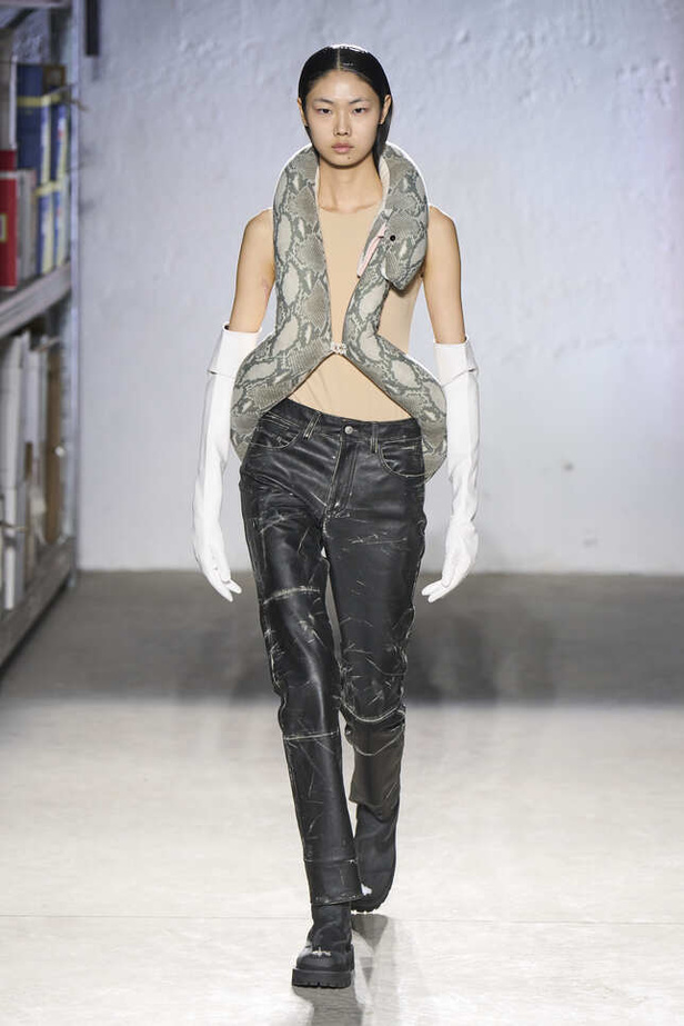 الألوان الحيادية والتصاميم الكلاسيكية سيطرت على عرض MM6 MAISON MARGIELA في ميلانو