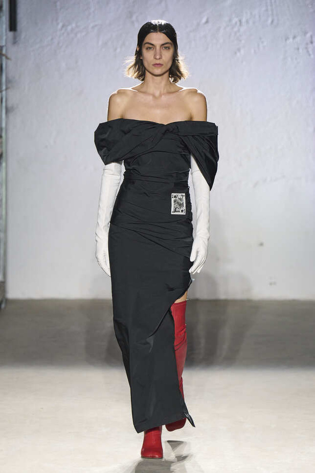 الألوان الحيادية والتصاميم الكلاسيكية سيطرت على عرض MM6 MAISON MARGIELA في ميلانو