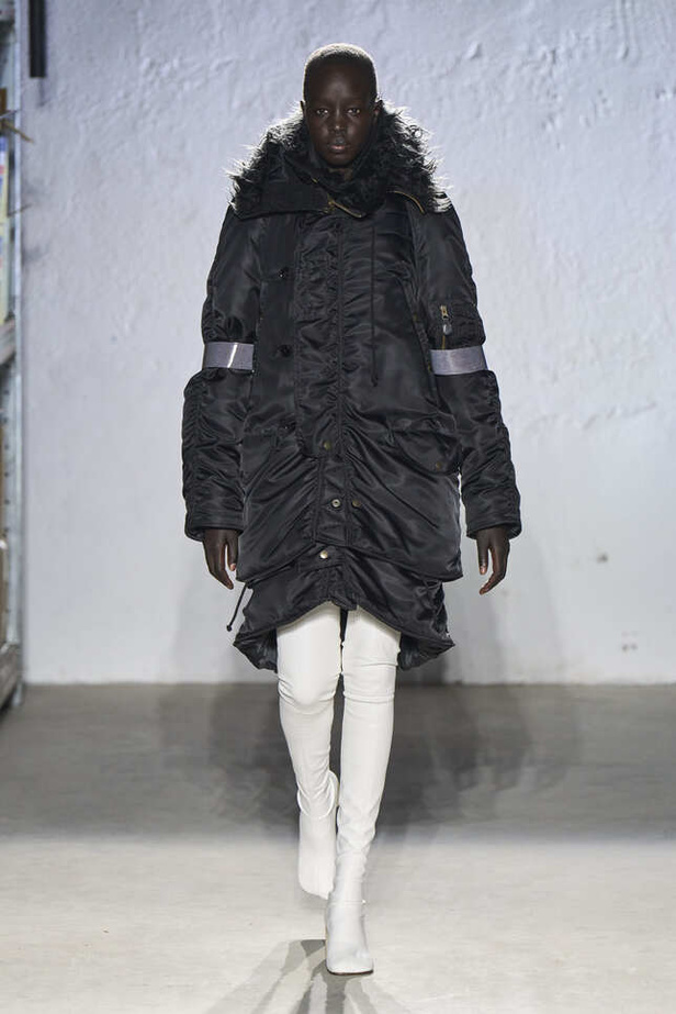 الألوان الحيادية والتصاميم الكلاسيكية سيطرت على عرض MM6 MAISON MARGIELA في ميلانو