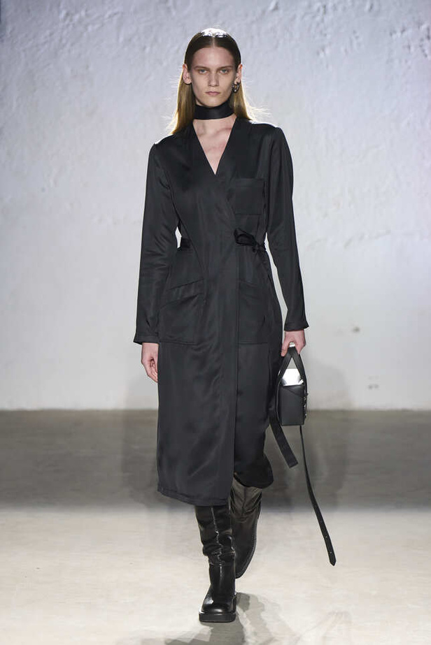 الألوان الحيادية والتصاميم الكلاسيكية سيطرت على عرض MM6 MAISON MARGIELA في ميلانو