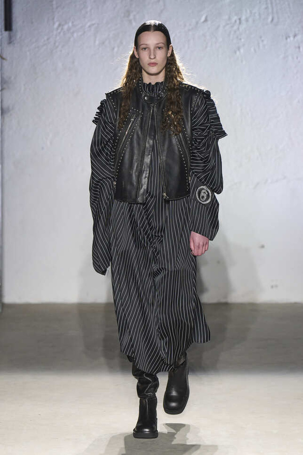 الألوان الحيادية والتصاميم الكلاسيكية سيطرت على عرض MM6 MAISON MARGIELA في ميلانو