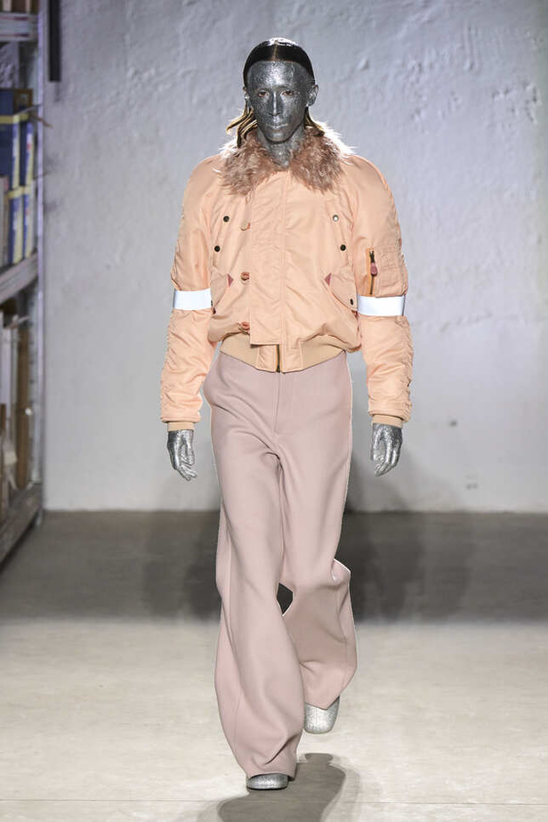 الألوان الحيادية والتصاميم الكلاسيكية سيطرت على عرض MM6 MAISON MARGIELA في ميلانو