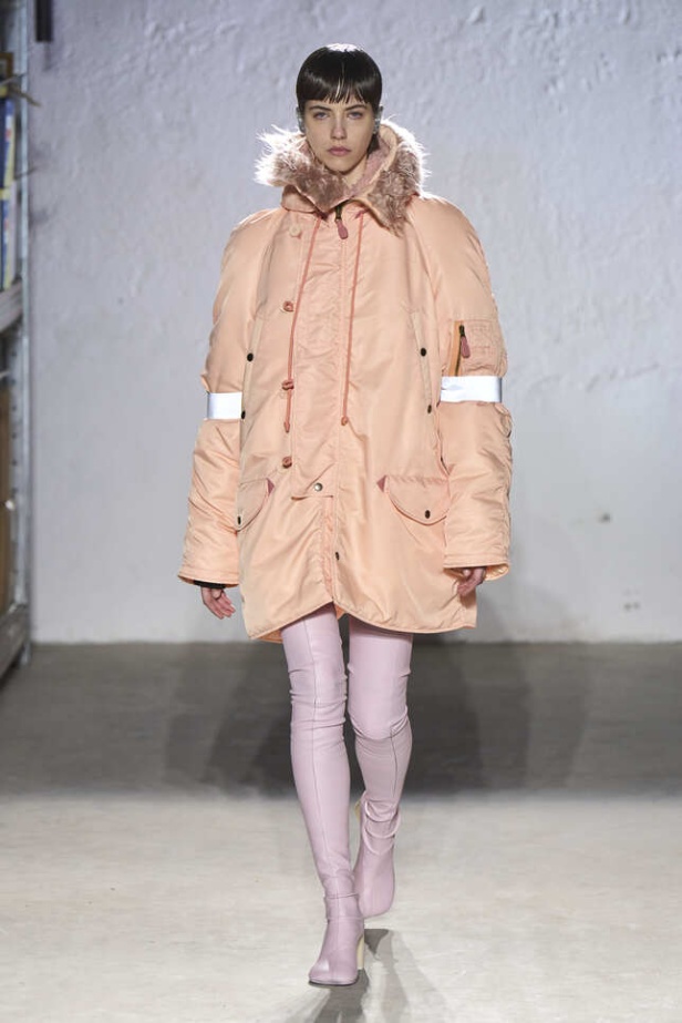 الألوان الحيادية والتصاميم الكلاسيكية سيطرت على عرض MM6 MAISON MARGIELA في ميلانو