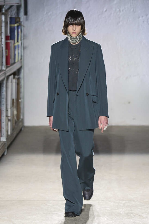 الألوان الحيادية والتصاميم الكلاسيكية سيطرت على عرض MM6 MAISON MARGIELA في ميلانو