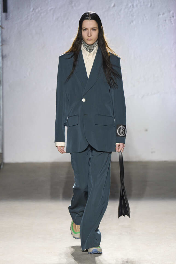 الألوان الحيادية والتصاميم الكلاسيكية سيطرت على عرض MM6 MAISON MARGIELA في ميلانو