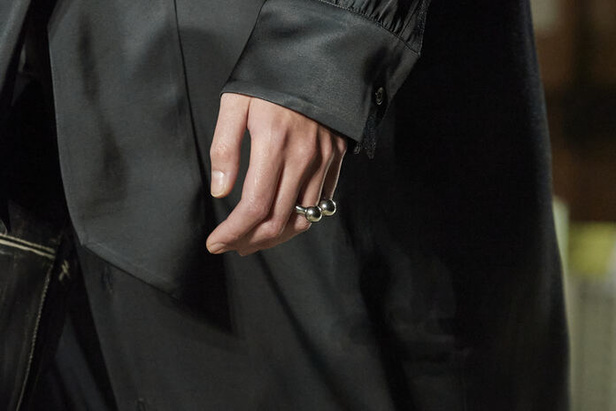 الألوان الحيادية والتصاميم الكلاسيكية سيطرت على عرض MM6 MAISON MARGIELA في ميلانو