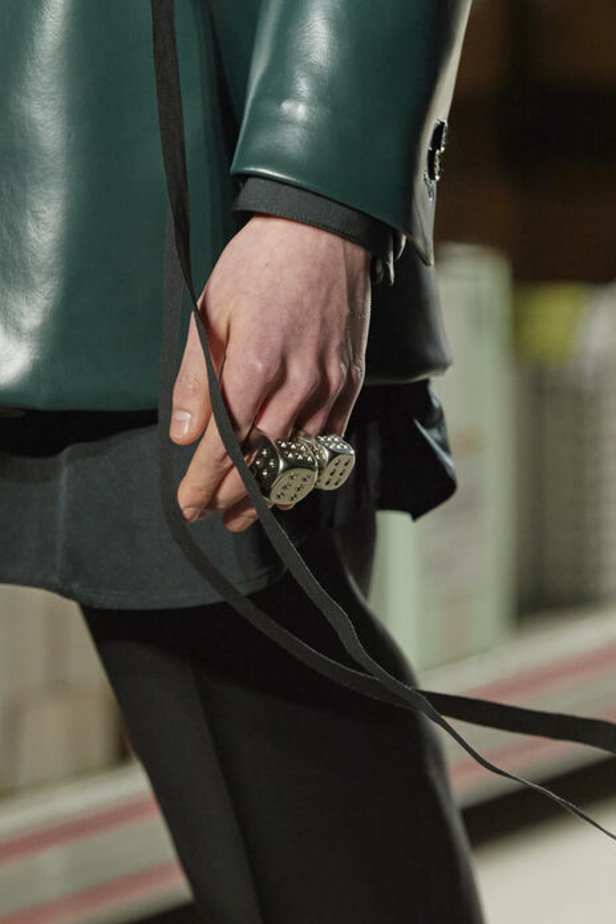 الألوان الحيادية والتصاميم الكلاسيكية سيطرت على عرض MM6 MAISON MARGIELA في ميلانو