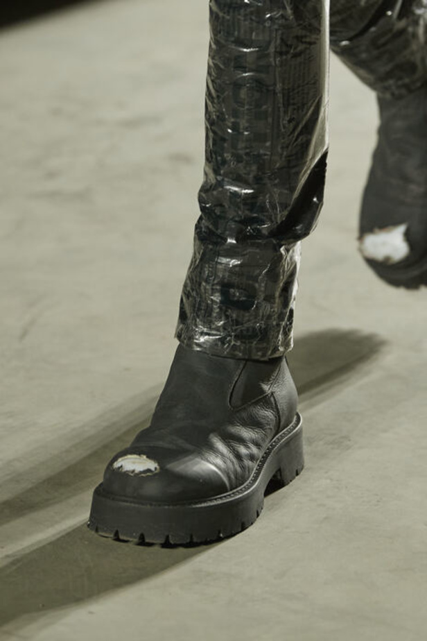 الألوان الحيادية والتصاميم الكلاسيكية سيطرت على عرض MM6 MAISON MARGIELA في ميلانو