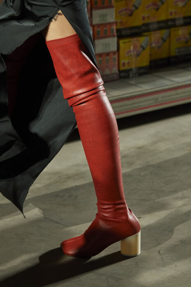 الألوان الحيادية والتصاميم الكلاسيكية سيطرت على عرض MM6 MAISON MARGIELA في ميلانو