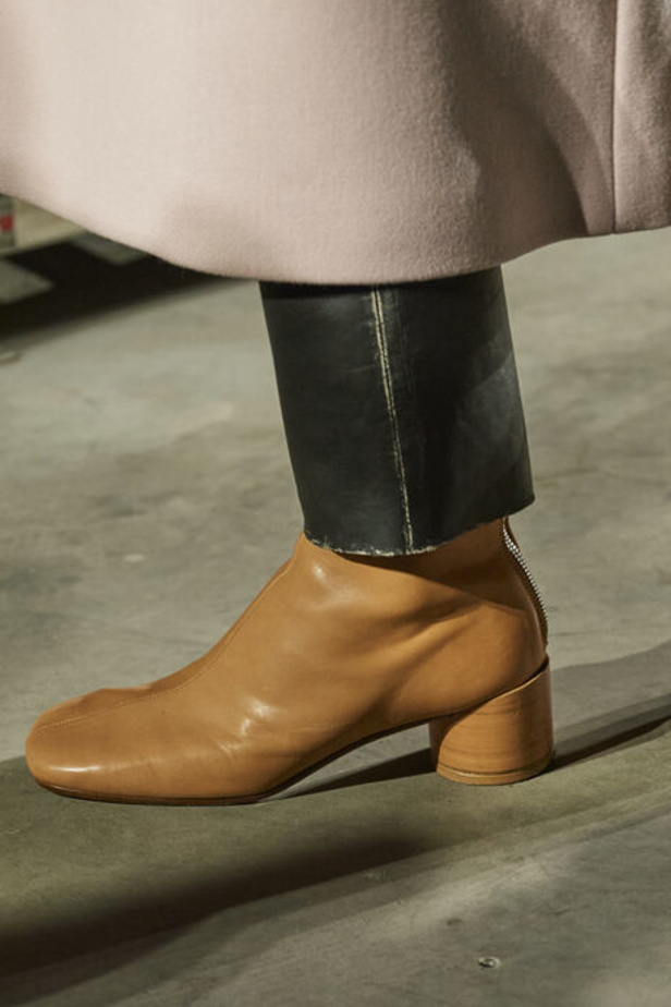 الألوان الحيادية والتصاميم الكلاسيكية سيطرت على عرض MM6 MAISON MARGIELA في ميلانو