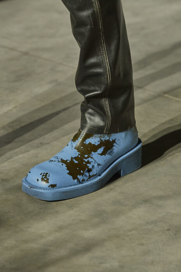 الألوان الحيادية والتصاميم الكلاسيكية سيطرت على عرض MM6 MAISON MARGIELA في ميلانو