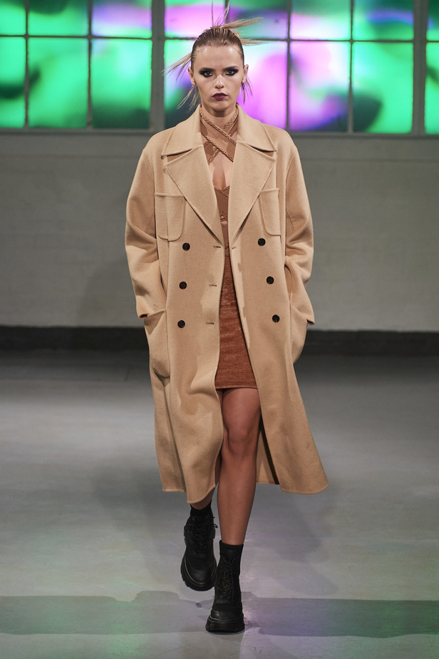عرض أزياء مجموعة Mark Fast لموسم خريف وشتاء 2022 في لندن