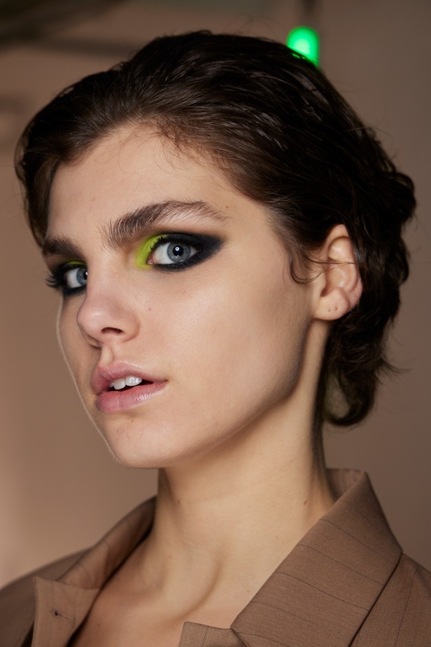 اطلالات جمالية من مجموعة Mark Fast  لموسم خريف وشتاء 2022 في لندن