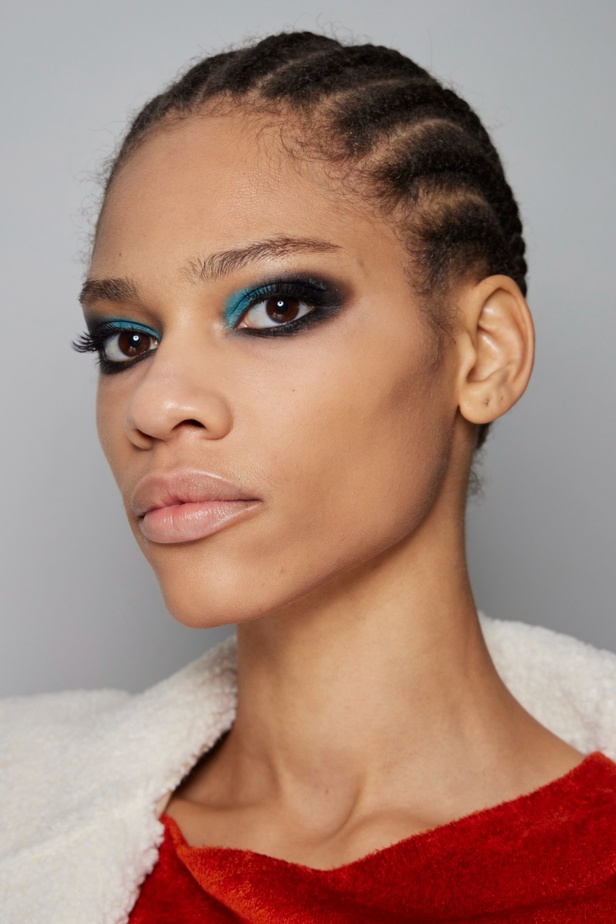 اطلالات جمالية من مجموعة Mark Fast  لموسم خريف وشتاء 2022 في لندن