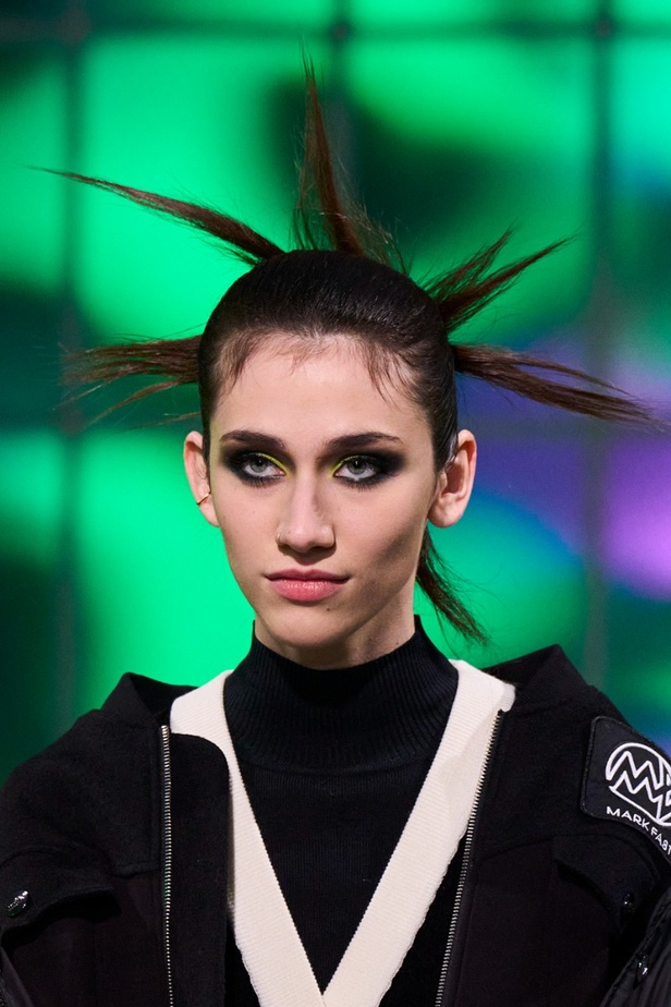 اطلالات جمالية من مجموعة Mark Fast  لموسم خريف وشتاء 2022 في لندن