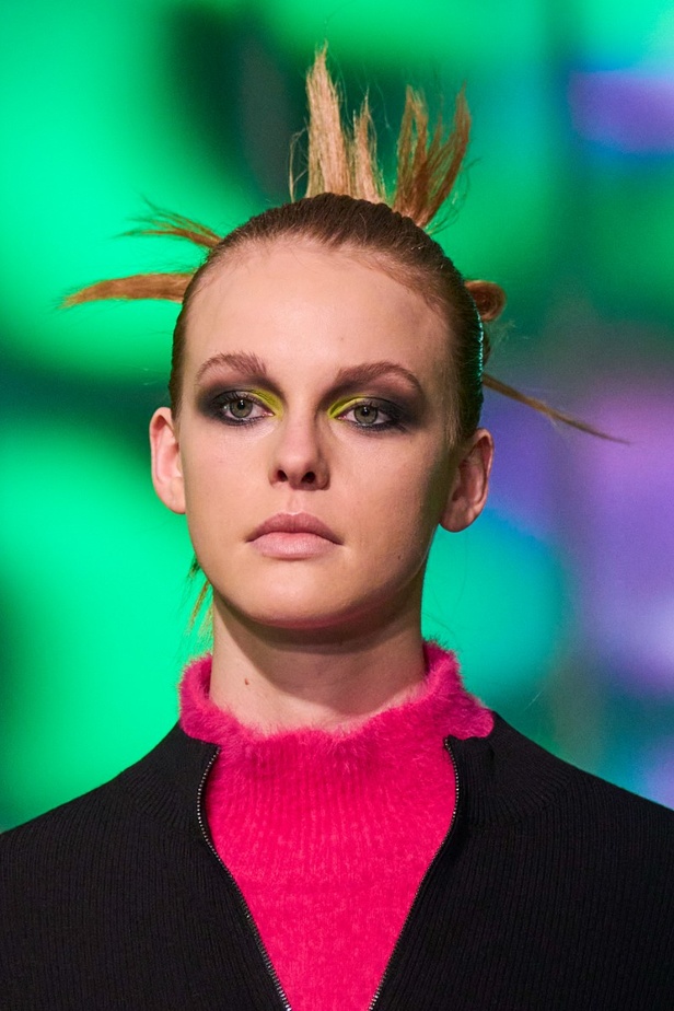 اطلالات جمالية من مجموعة Mark Fast  لموسم خريف وشتاء 2022 في لندن