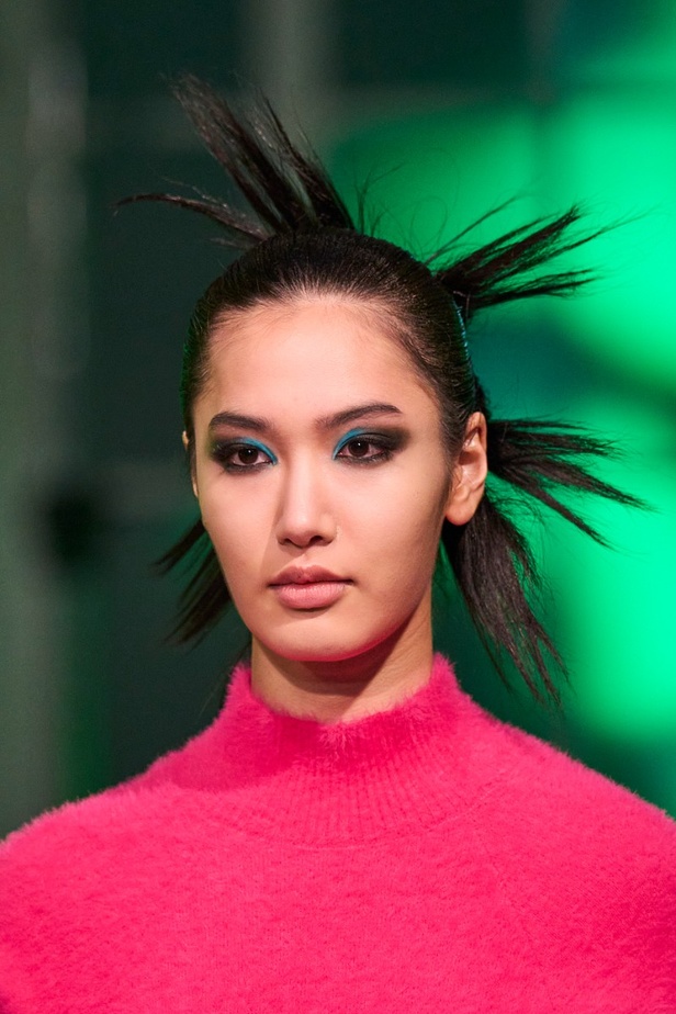 اطلالات جمالية من مجموعة Mark Fast  لموسم خريف وشتاء 2022 في لندن