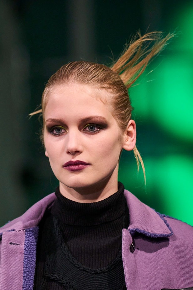 اطلالات جمالية من مجموعة Mark Fast  لموسم خريف وشتاء 2022 في لندن