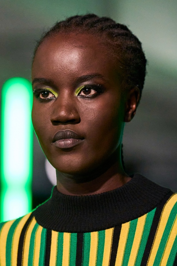 اطلالات جمالية من مجموعة Mark Fast  لموسم خريف وشتاء 2022 في لندن