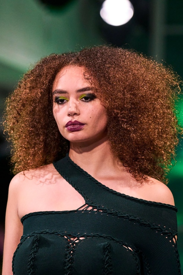 اطلالات جمالية من مجموعة Mark Fast  لموسم خريف وشتاء 2022 في لندن