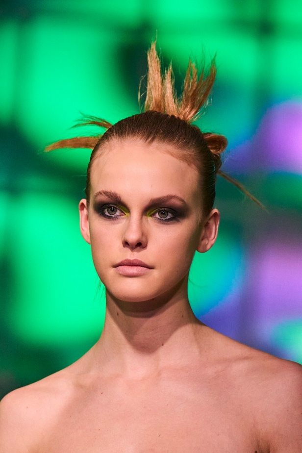 اطلالات جمالية من مجموعة Mark Fast  لموسم خريف وشتاء 2022 في لندن