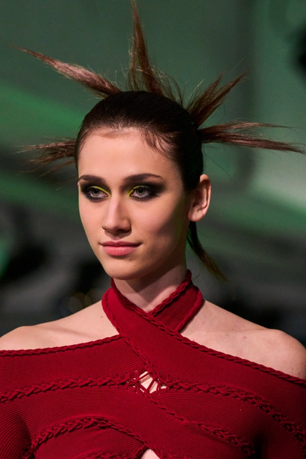 اطلالات جمالية من مجموعة Mark Fast  لموسم خريف وشتاء 2022 في لندن