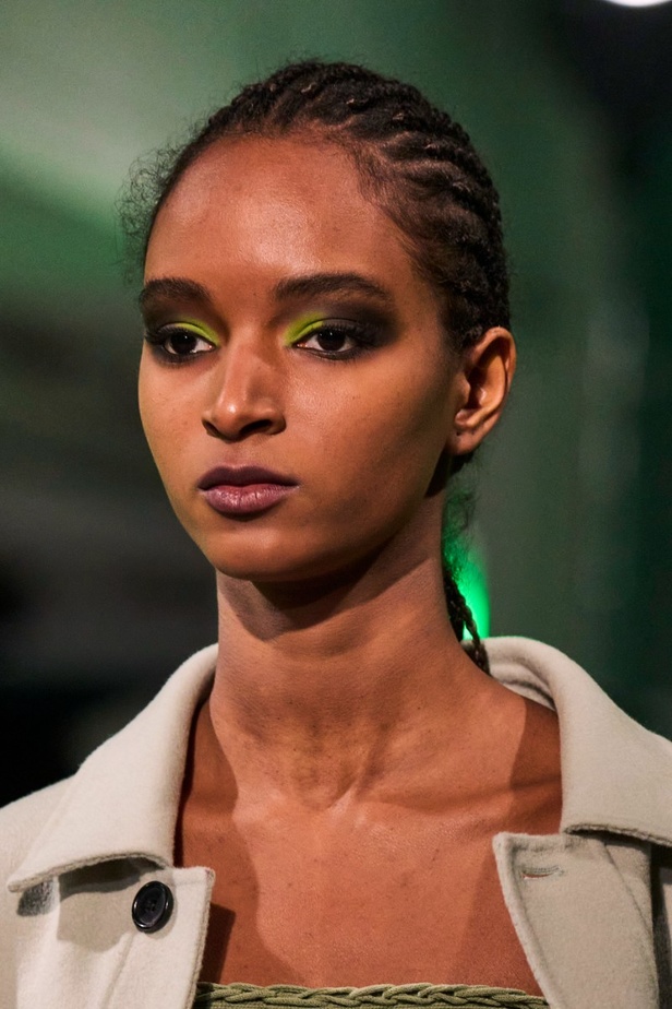 اطلالات جمالية من مجموعة Mark Fast  لموسم خريف وشتاء 2022 في لندن