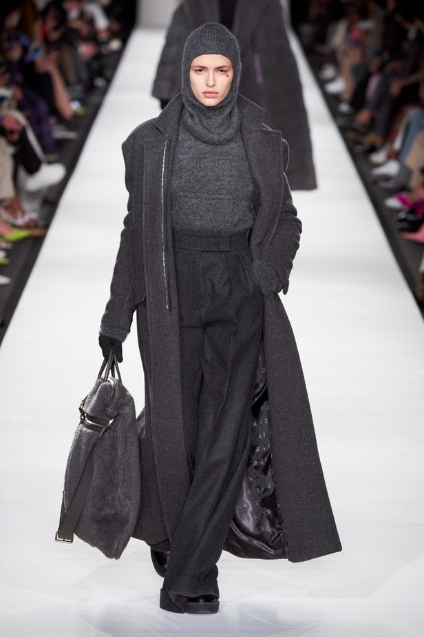 مجموعة  Max Mara لخريف 2022 تلبي متطلبات الجيل الجديد