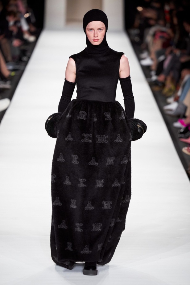 مجموعة  Max Mara لخريف 2022 تلبي متطلبات الجيل الجديد