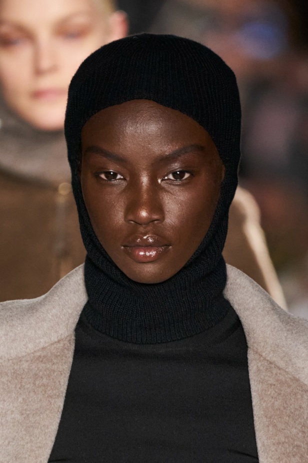 اطلالات جمالية من عرض  Max Mara لخريف 2022