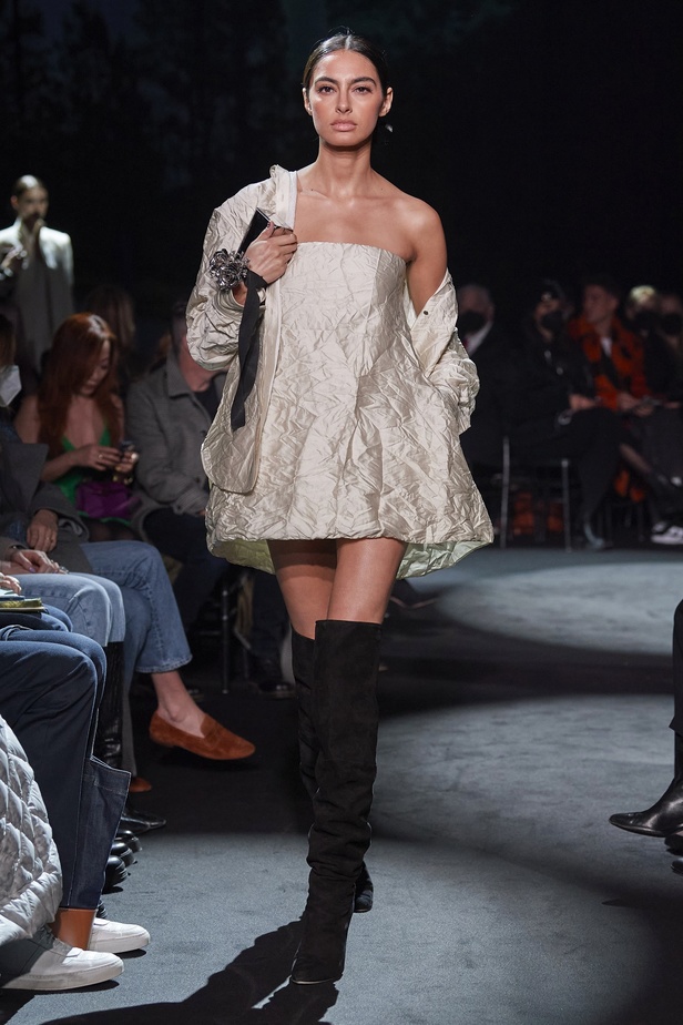 عرض أزياء مجموعة Brandon Maxwell لموسم خريف وشتاء 2022 في نيويورك