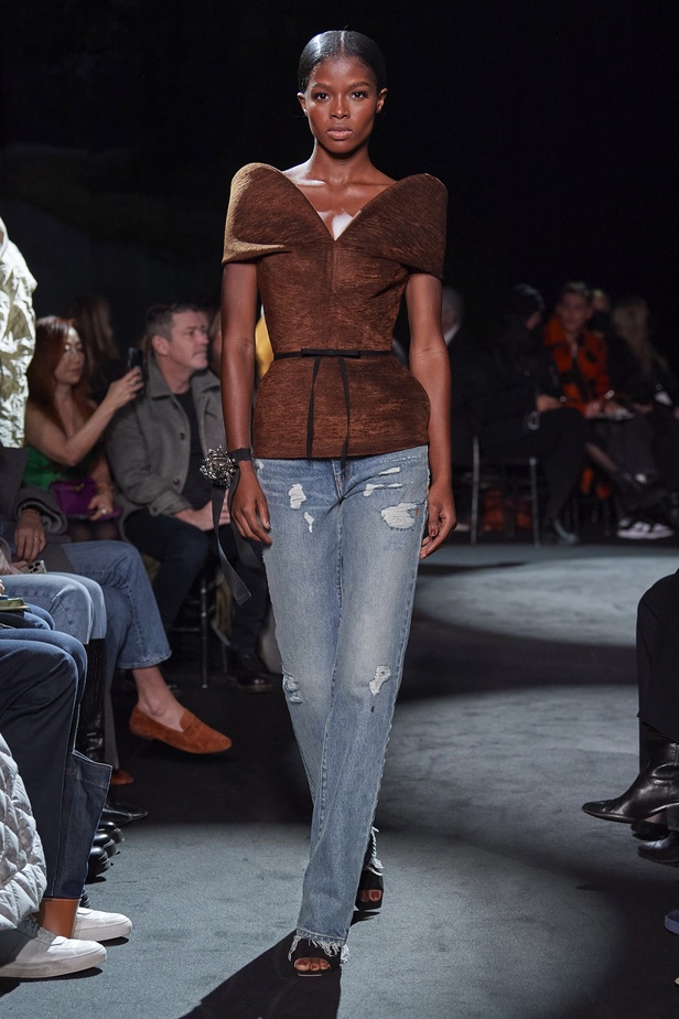 عرض أزياء مجموعة Brandon Maxwell لموسم خريف وشتاء 2022 في نيويورك