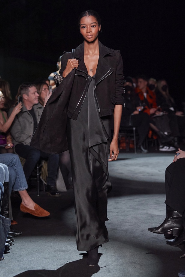 عرض أزياء مجموعة Brandon Maxwell لموسم خريف وشتاء 2022 في نيويورك