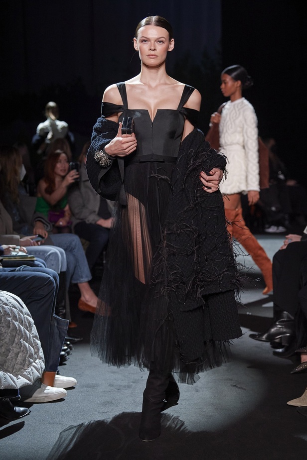 عرض أزياء مجموعة Brandon Maxwell لموسم خريف وشتاء 2022 في نيويورك