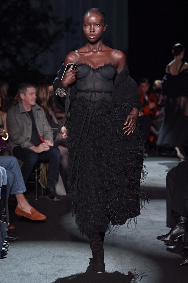 عرض أزياء مجموعة Brandon Maxwell لموسم خريف وشتاء 2022 في نيويورك