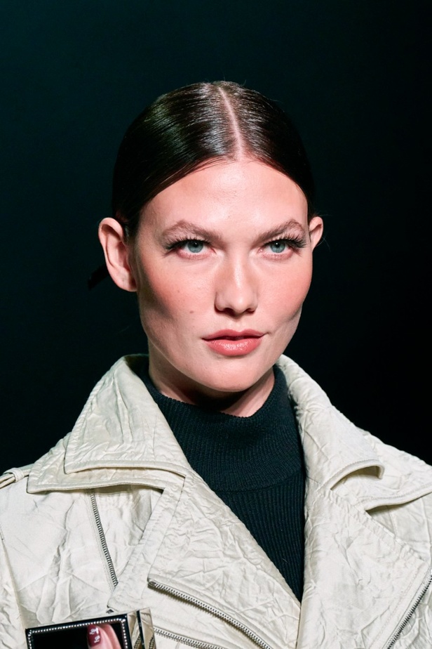مكياج وتسريحات شعر عرض أزياء مجموعة Brandon Maxwell لموسم خريف وشتاء 2022 في نيويورك