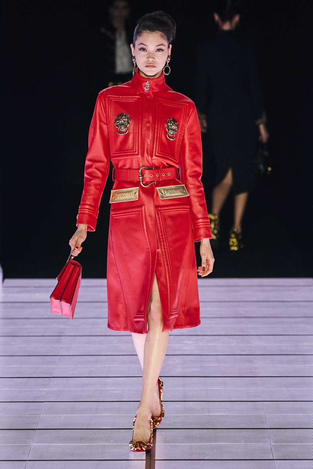 عرض أزياء مجموعة Moschino لموسم خريف وشتاء 2022 في ميلانو