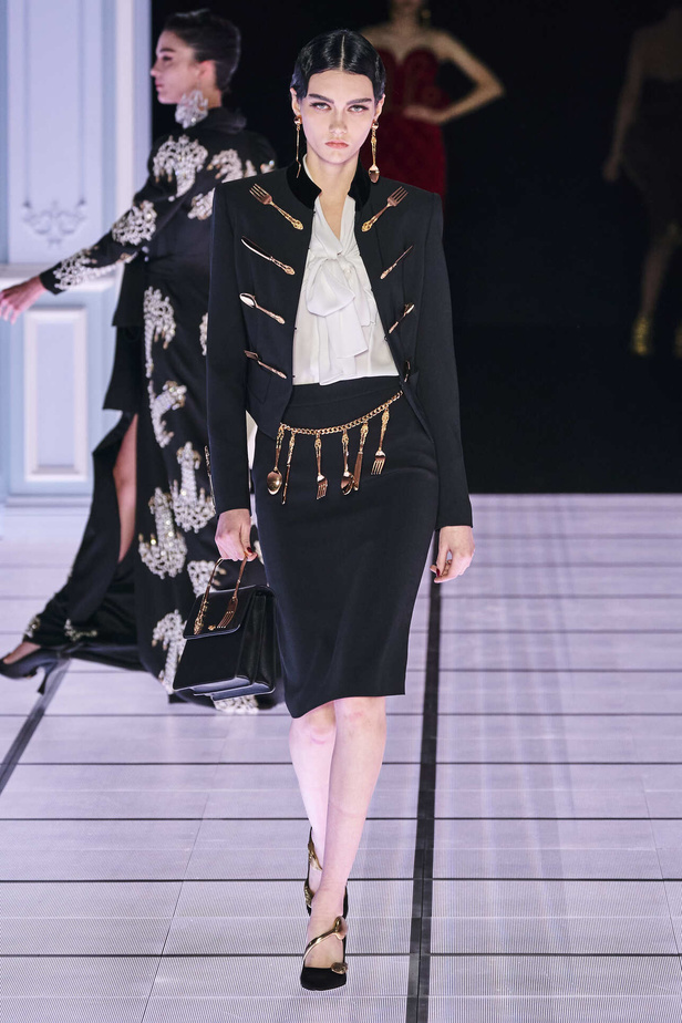عرض أزياء مجموعة Moschino لموسم خريف وشتاء 2022 في ميلانو