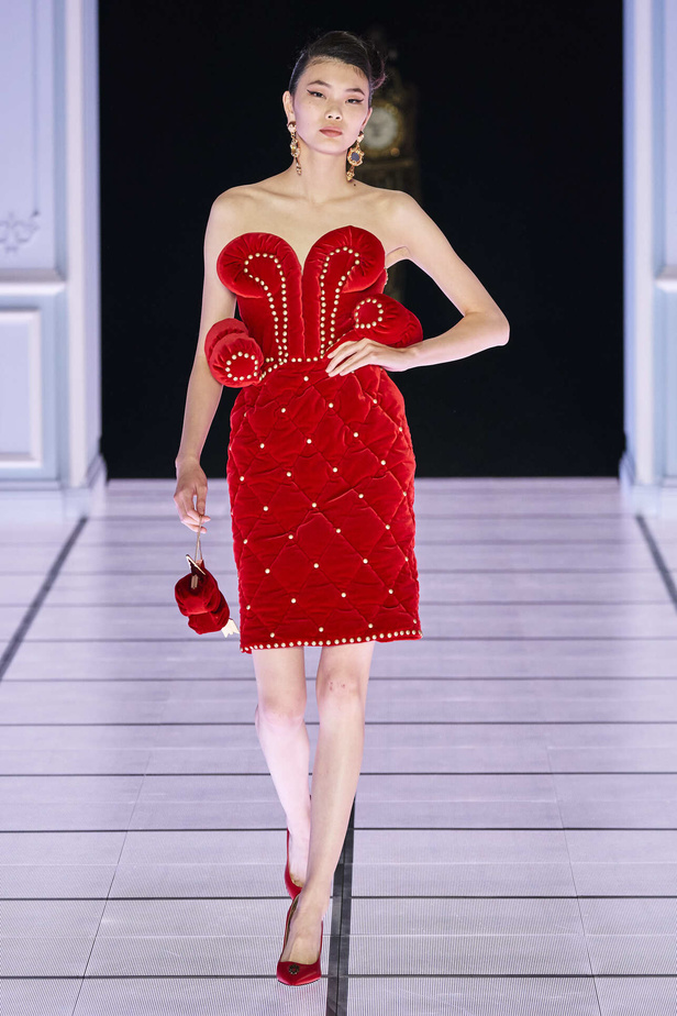 عرض أزياء مجموعة Moschino لموسم خريف وشتاء 2022 في ميلانو