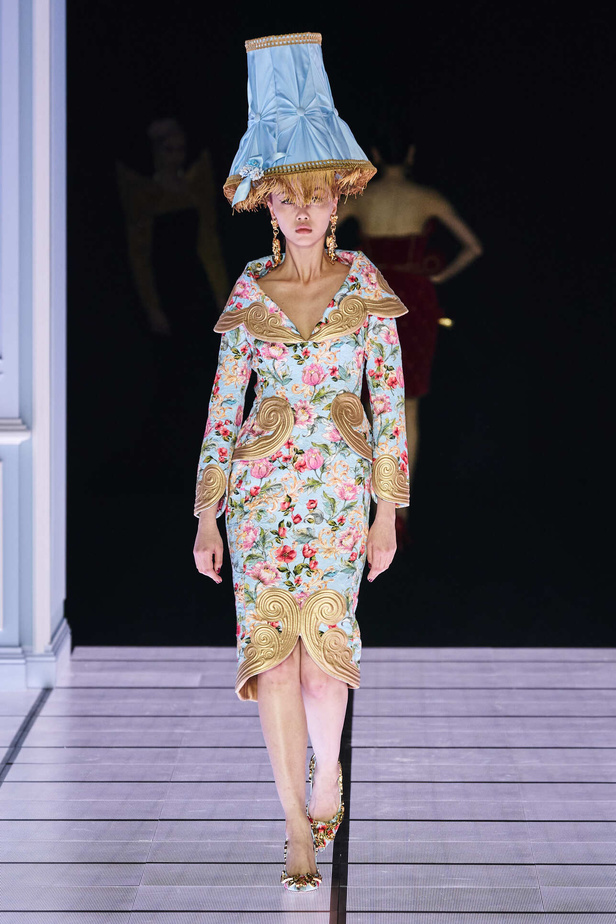 عرض أزياء مجموعة Moschino لموسم خريف وشتاء 2022 في ميلانو