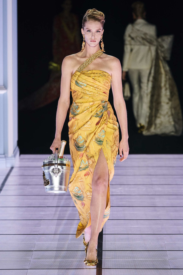 عرض أزياء مجموعة Moschino لموسم خريف وشتاء 2022 في ميلانو