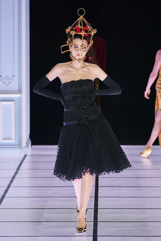 عرض أزياء مجموعة Moschino لموسم خريف وشتاء 2022 في ميلانو