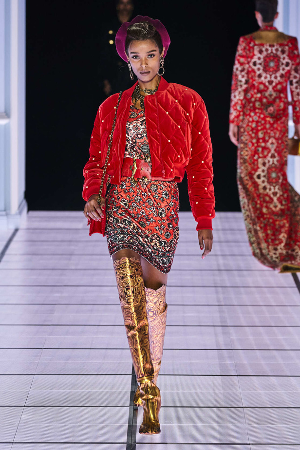 عرض أزياء مجموعة Moschino لموسم خريف وشتاء 2022 في ميلانو