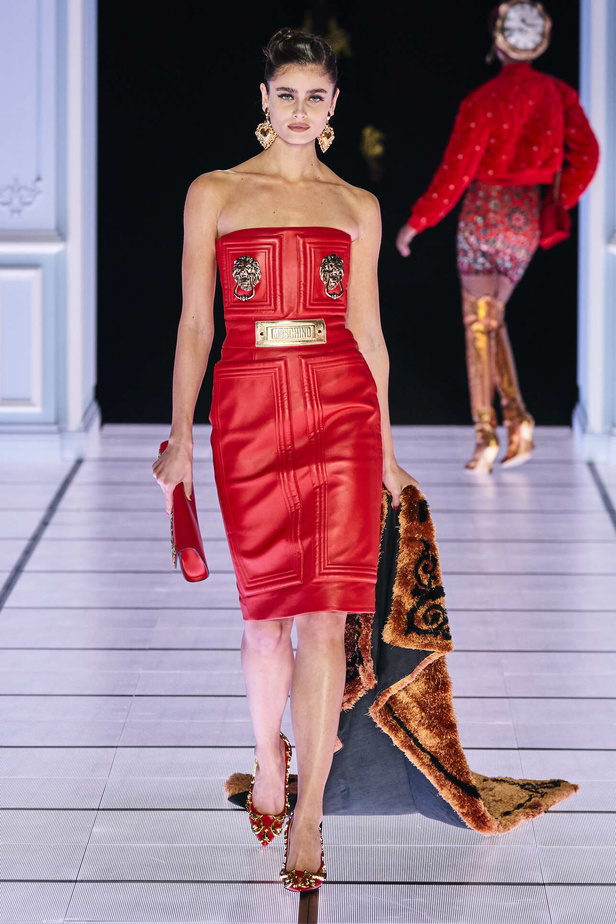 عرض أزياء مجموعة Moschino لموسم خريف وشتاء 2022 في ميلانو