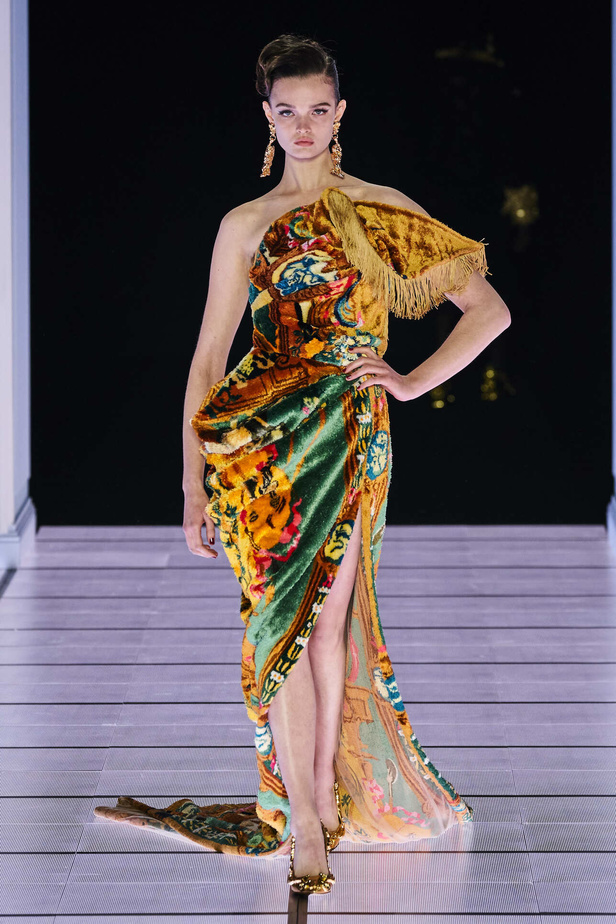 عرض أزياء مجموعة Moschino لموسم خريف وشتاء 2022 في ميلانو