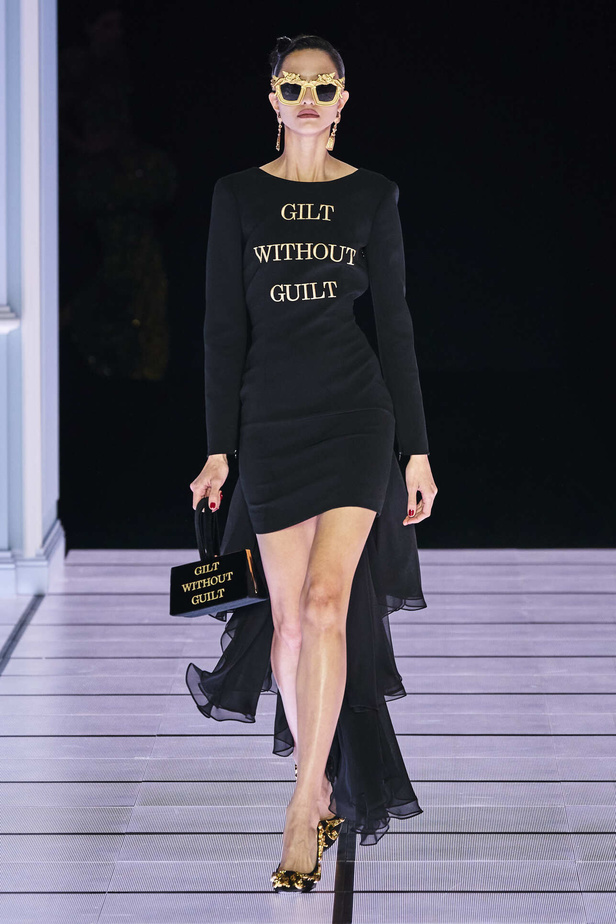 عرض أزياء مجموعة Moschino لموسم خريف وشتاء 2022 في ميلانو