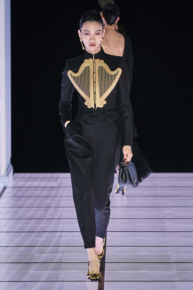 عرض أزياء مجموعة Moschino لموسم خريف وشتاء 2022 في ميلانو