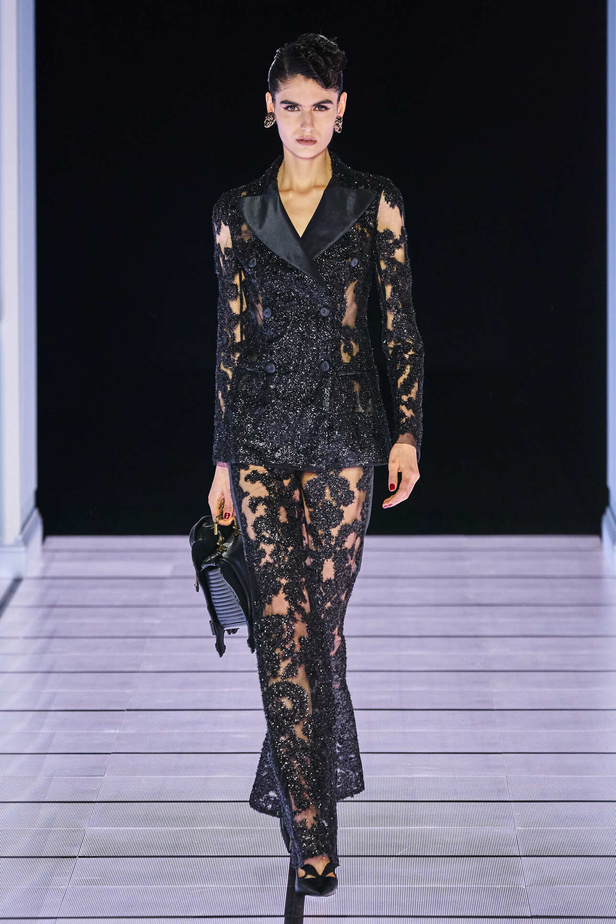 عرض أزياء مجموعة Moschino لموسم خريف وشتاء 2022 في ميلانو