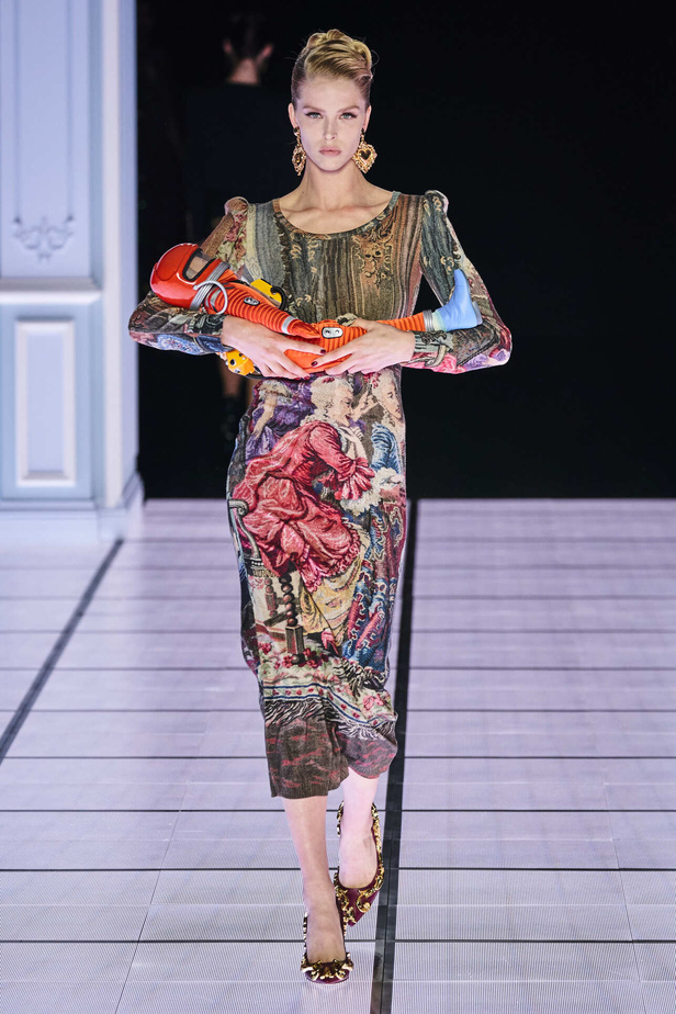 عرض أزياء مجموعة Moschino لموسم خريف وشتاء 2022 في ميلانو